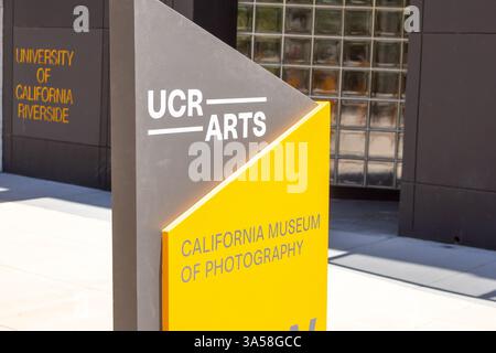 Riverside, Kalifornien, USA - 07-06-2019: Blick auf ein Schild für das California Museum of Photography. Stockfoto