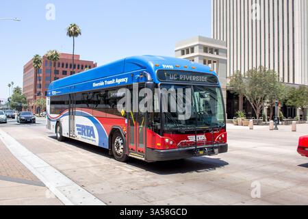 Riverside, Kalifornien, USA - 07-06-2019: Blick auf einen Riverside Transit Agency Bus auf der Straße. Stockfoto