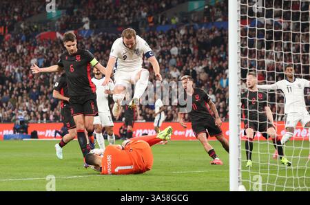 London, Großbritannien. März 2025. Harry Kane (E) springt am 21. März 2025 in der Qualifikation zur FIFA-Weltmeisterschaft England gegen Albanien im Wembley Stadium in London, Großbritannien, über Thomas Strakosha (A). Quelle: Paul Marriott/Alamy Live News Stockfoto