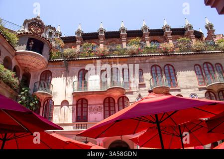 Riverside, Kalifornien, USA - 07-06-19: Blick auf die historische Architektur des Mission Inn Hotel and Spa. Stockfoto