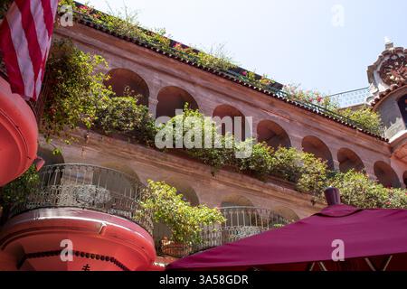 Riverside, Kalifornien, USA - 07-06-19: Blick auf die historische Architektur des Mission Inn Hotel and Spa. Stockfoto
