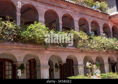 Riverside, Kalifornien, USA - 07-06-19: Blick auf die historische Architektur des Mission Inn Hotel and Spa. Stockfoto