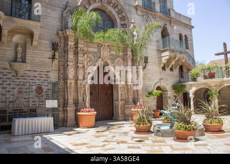 Riverside, Kalifornien, USA - 07-06-19: Blick auf die historische Architektur des Mission Inn Hotel and Spa. Stockfoto