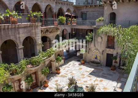 Riverside, Kalifornien, USA - 07-06-19: Blick auf die historische Architektur des Mission Inn Hotel and Spa. Stockfoto
