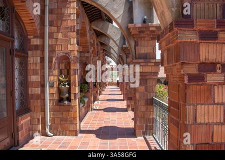 Riverside, Kalifornien, USA - 07-06-19: Blick auf die historische Architektur des Mission Inn Hotel and Spa. Stockfoto