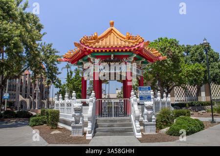Riverside, Kalifornien, USA - 19.07.06.19: Blick auf das Pagode-Denkmal des Chinese Pavilion vor der Riverside Central Library. Stockfoto