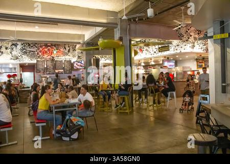 Riverside, Kalifornien, USA - 07-06-19: Blick auf den Essbereich im Riverside Food Lab. Stockfoto