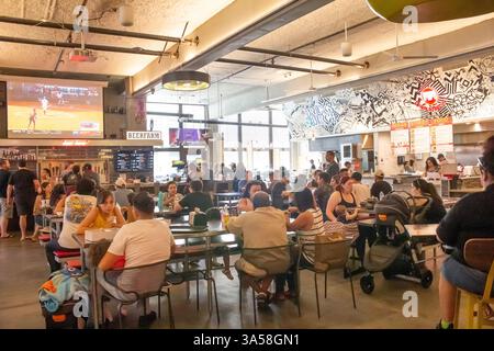 Riverside, Kalifornien, USA - 07-06-19: Blick auf den Essbereich im Riverside Food Lab. Stockfoto