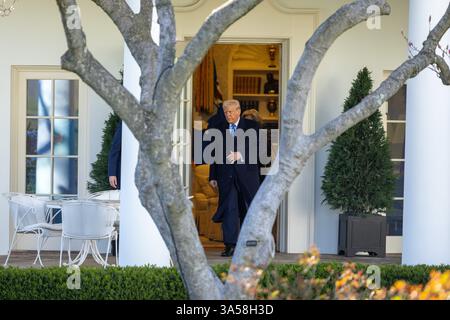 Washington, USA. März 2025. US-Präsident Donald Trump geht am 21. März 2025 in Richtung South Lawn, um an Bord der Marine One im Weißen Haus in Washington, DC, USA, zu gehen. Trump schlug am Freitag vor, er sei offen für den Vorschlag, den Vereinigten Staaten eine "assoziierte Mitgliedschaft" im britischen Commonwealth anzubieten. Quelle: Hu Yousong/Xinhua/Alamy Live News Stockfoto