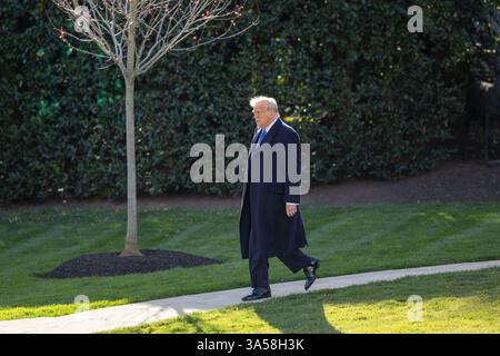 Washington, USA. März 2025. US-Präsident Donald Trump geht am 21. März 2025 in Richtung South Lawn, um an Bord der Marine One im Weißen Haus in Washington, DC, USA, zu gehen. Trump schlug am Freitag vor, er sei offen für den Vorschlag, den Vereinigten Staaten eine "assoziierte Mitgliedschaft" im britischen Commonwealth anzubieten. Quelle: Hu Yousong/Xinhua/Alamy Live News Stockfoto