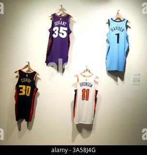 New York, New York, USA. März 2025. Kevin Durant Phoenix Suns 2024 - 2025 Spiel getragenes City Edition Trikot, James Harden La Clippers 2024 - 2025 Spiel getragenes City Edition Trikot, Stephen Curry Golden State Warriors 2024 - 2025 Spiel getragenes City Edition Trikot und Jalen Brunson New York Knicks 2024 -2025 Spiel getragenes und signiertes City Edition Trikot, doppelt - doppelt, zu sehen in der Pressevorschau für die Legends of Sports Sale Series in Sotheby's New York's New York. (Kreditbild: © Nancy Kaszerman/ZUMA Press Wire) NUR REDAKTIONELLE VERWENDUNG! Nicht für kommerzielle ZWECKE! Quelle: ZUMA Press, Inc./Alamy Live ne Stockfoto