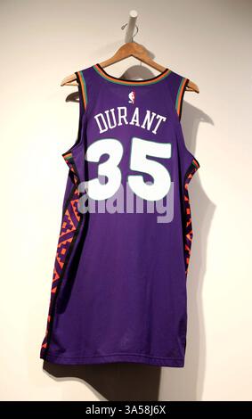 New York, New York, USA. März 2025. Kevin Durant Phoenix Suns 2024 - 2025 Trikot mit dem Spiel „getragenes City Edition“, das in der Pressevorschau für die Legends of Sports Sale Series in Sotheby's New York zu sehen ist. (Kreditbild: © Nancy Kaszerman/ZUMA Press Wire) NUR REDAKTIONELLE VERWENDUNG! Nicht für kommerzielle ZWECKE! Quelle: ZUMA Press, Inc./Alamy Live News Stockfoto