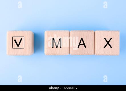 Holzwürfel mit Wort Max und Häkchen auf hellblauem Hintergrund, Draufsicht Stockfoto