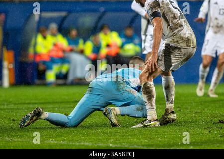 Andorra La Vella, Andorra: 21. März 2025: Krisjanis Zviedris aus Lettland im Rahmen des Qualifikationsspiels zur FIFA Fussball-Weltmeisterschaft 2026 zwischen an Stockfoto