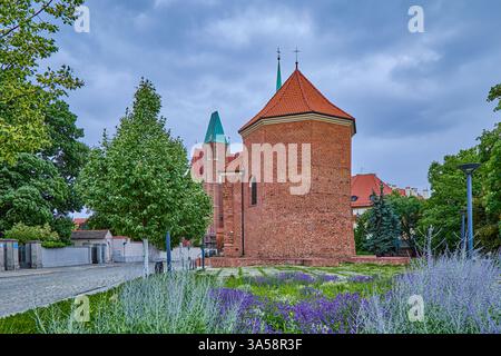 Seitenansicht der Kirche St. Martin mit Blumengarten im Vordergrund in den Straßen von Breslau, Polen, Europa Stockfoto
