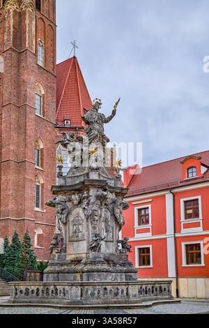 Die Statue des Heiligen Johannes Nepomuk wurde 1732 gegenüber der Stiftskirche des Heiligen Kreuzes und des Heiligen Bartholomäus auf der Dominsel in Breslau, Polen, errichtet Stockfoto