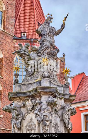 Die Statue des Heiligen Johannes Nepomuk wurde 1732 gegenüber der Stiftskirche des Heiligen Kreuzes und des Heiligen Bartholomäus auf der Dominsel in Breslau, Polen, errichtet Stockfoto