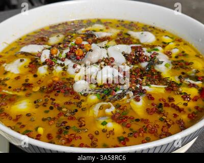 Frisches Fischfleisch mit sichuan-Pfeffer in der gelben Suppe zum Essen Stockfoto