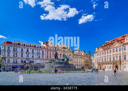 Das über 100 Jahre alte Jan-Hus-Denkmal steht an einem Ende des Altstadtplatzes mit einer Reihe von bunten Häusern im Hintergrund, Prag, Tschechische Republik Stockfoto