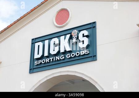 Los Angeles, Kalifornien, USA - 19.07.2019: Blick auf ein Ladenschild für die Dick's Sporting Goods. Stockfoto