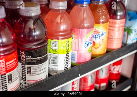 Los Angeles, Kalifornien, USA - 22.07.2019: Ein Blick auf mehrere Flaschen Getränke in einem kommerziellen Kühlschrank, gesehen in einem örtlichen Geschäft. Stockfoto