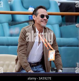Miami Gardens, Florida, USA. März 2025. Marc Anthony und seine Frau Nadia Ferreira nehmen am 4. Tag der Miami Open im Hard Rock Stadium am 21. März 2025 in Miami Gardens, Florida, am Spiel zwischen Novak Djokovic aus Serbien und Rinky Hijikata aus Australien Teil. Leute: Marc Anthony, Nadia Ferreira Credit: Hoo Me/Media Punch/Alamy Live News Stockfoto