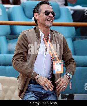 Miami Gardens, Florida, USA. März 2025. Marc Anthony und seine Frau Nadia Ferreira nehmen am 4. Tag der Miami Open im Hard Rock Stadium am 21. März 2025 in Miami Gardens, Florida, am Spiel zwischen Novak Djokovic aus Serbien und Rinky Hijikata aus Australien Teil. Leute: Marc Anthony, Nadia Ferreira Credit: Hoo Me/Media Punch/Alamy Live News Stockfoto