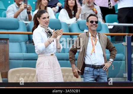 Miami Gardens, Florida, USA. März 2025. Marc Anthony und seine Frau Nadia Ferreira nehmen am 4. Tag der Miami Open im Hard Rock Stadium am 21. März 2025 in Miami Gardens, Florida, am Spiel zwischen Novak Djokovic aus Serbien und Rinky Hijikata aus Australien Teil. Leute: Marc Anthony, Nadia Ferreira Credit: Hoo Me/Media Punch/Alamy Live News Stockfoto