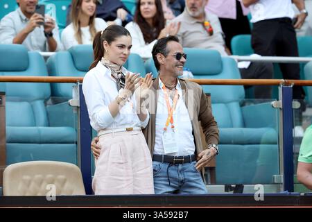 Miami Gardens, Florida, USA. März 2025. Marc Anthony und seine Frau Nadia Ferreira nehmen am 4. Tag der Miami Open im Hard Rock Stadium am 21. März 2025 in Miami Gardens, Florida, am Spiel zwischen Novak Djokovic aus Serbien und Rinky Hijikata aus Australien Teil. Leute: Marc Anthony, Nadia Ferreira Credit: Hoo Me/Media Punch/Alamy Live News Stockfoto