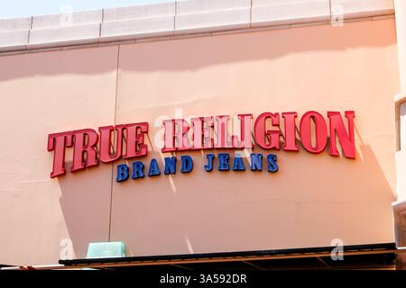 Commerce, Kalifornien, Vereinigte Staaten - 08.05.2019: Blick auf ein Ladenschild für den Jeanshändler True Religion Brand Jeans. Stockfoto