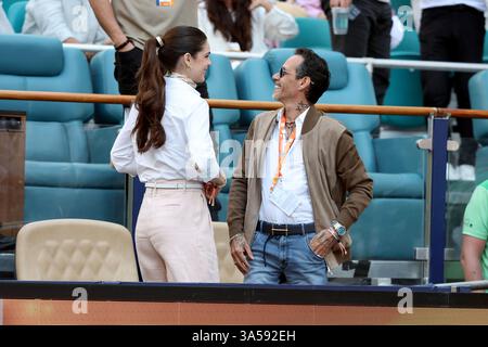 Miami Gardens, Florida, USA. März 2025. Marc Anthony und seine Frau Nadia Ferreira nehmen am 4. Tag der Miami Open im Hard Rock Stadium am 21. März 2025 in Miami Gardens, Florida, am Spiel zwischen Novak Djokovic aus Serbien und Rinky Hijikata aus Australien Teil. Leute: Marc Anthony, Nadia Ferreira Credit: Hoo Me/Media Punch/Alamy Live News Stockfoto