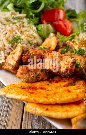 Eine Nahaufnahme eines Tellers Hühnerkabob. Stockfoto