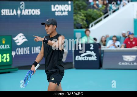 Miami Gardens, Florida, USA. März 2025. Novak Djokovic (Serbien) besiegt am 4. Tag der Miami Open im Hard Rock Stadium am 21. März 2025 in Miami Gardens, Florida. Leute: Rinky Hijikata Credit: Hoo Me/Media Punch/Alamy Live News Stockfoto