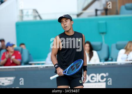 Miami Gardens, Florida, USA. März 2025. Novak Djokovic (Serbien) besiegt am 4. Tag der Miami Open im Hard Rock Stadium am 21. März 2025 in Miami Gardens, Florida. Leute: Rinky Hijikata Credit: Hoo Me/Media Punch/Alamy Live News Stockfoto