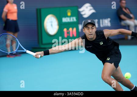 Miami Gardens, Florida, USA. März 2025. Novak Djokovic (Serbien) besiegt am 4. Tag der Miami Open im Hard Rock Stadium am 21. März 2025 in Miami Gardens, Florida. Leute: Rinky Hijikata Credit: Hoo Me/Media Punch/Alamy Live News Stockfoto
