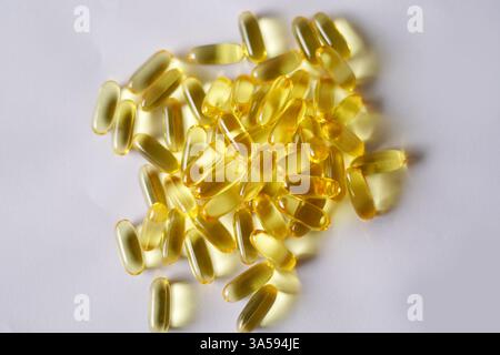 Kabeljau-Leberölkapseln auf weißem Hintergrund Stockfoto