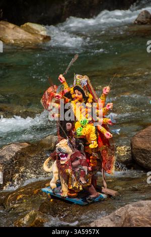 Durga-Idole tauchen im Rahmen des Durga-Puja-Festivals in Darjeeling, Westbengalen, in Gewässer ein. Die Idole werden in Prozession durch t getragen Stockfoto
