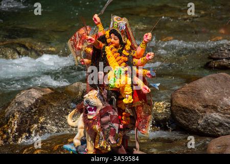 Durga-Idole tauchen im Rahmen des Durga-Puja-Festivals in Darjeeling, Westbengalen, in Gewässer ein. Die Idole werden in Prozession durch t getragen Stockfoto