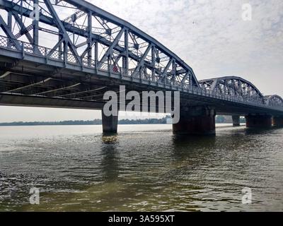 Vivekananda Setu ist eine Brücke über den Hootly River in Westbengalen, Indien. Sie verbindet die Stadt Howrah bei Bally mit Kalkutta bei Dakshineswar. Stockfoto