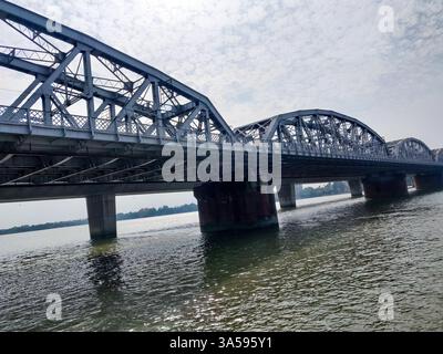 Vivekananda Setu ist eine Brücke über den Hootly River in Westbengalen, Indien. Sie verbindet die Stadt Howrah bei Bally mit Kalkutta bei Dakshineswar. Stockfoto