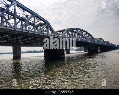 Vivekananda Setu ist eine Brücke über den Hootly River in Westbengalen, Indien. Sie verbindet die Stadt Howrah bei Bally mit Kalkutta bei Dakshineswar. Stockfoto