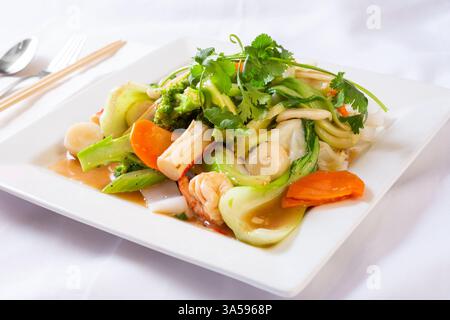 Blick auf einen Teller mit frittierten Meeresfrüchten und Gemüse. Stockfoto