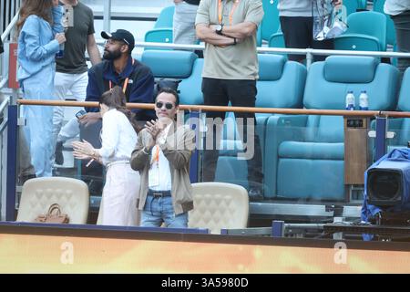 MIAMI GARDENS, FLORIDA - 21. MÄRZ: Marc Anthony und seine Frau Nadia Ferreira nehmen am 4. Tag der Miami Open im Hard Rock Stadium am 21. März 2025 in Miami Gardens, Florida, am Spiel zwischen Novak Djokovic aus Serbien und Rinky Hijikata aus Australien Teil. Leute: Marc Anthony, Nadia Ferreira Credit: Storms Media Group/Alamy Live News Stockfoto