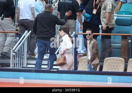 MIAMI GARDENS, FLORIDA - 21. MÄRZ: Marc Anthony und seine Frau Nadia Ferreira nehmen am 4. Tag der Miami Open im Hard Rock Stadium am 21. März 2025 in Miami Gardens, Florida, am Spiel zwischen Novak Djokovic aus Serbien und Rinky Hijikata aus Australien Teil. Leute: Marc Anthony, Nadia Ferreira Credit: Storms Media Group/Alamy Live News Stockfoto