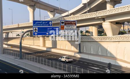 Doha, Katar - 24. Februar 2025: Blick auf den Sabah Al Ahmad Corridor Stockfoto
