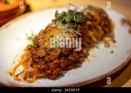 Spaghetti Bolognese, eine Fleischsoße in italienischer Küche. Serviert auf Teller Stockfoto