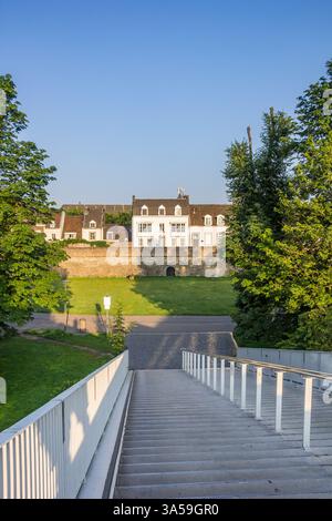 Treppen hinunter zur historischen Stadtmauer mit Häusern in Maastricht, Niederlande Stockfoto