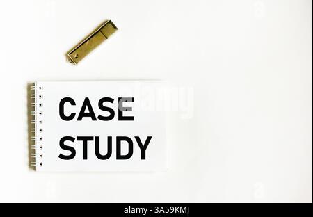 Geschäftskonzept. Auf dem Tisch befindet sich neben einem Flash-Laufwerk ein Notizbuch mit der Aufschrift CASE STUDY Stockfoto