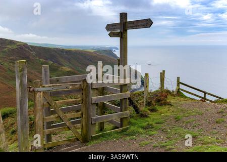 Küste, North Cornish Wegweiser und Kissing Gate View, Blick entlang des Southwest Coast Path in Richtung Boscastle und Tintagel. Stockfoto