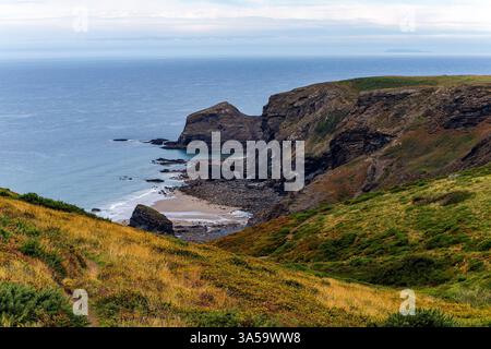 Blick auf den Küstenweg, den North Cornish Footpath, mit Blick auf den Southwest Coast Path zum Strangles Beach und Cambeak mit sich nähernder Front. Stockfoto